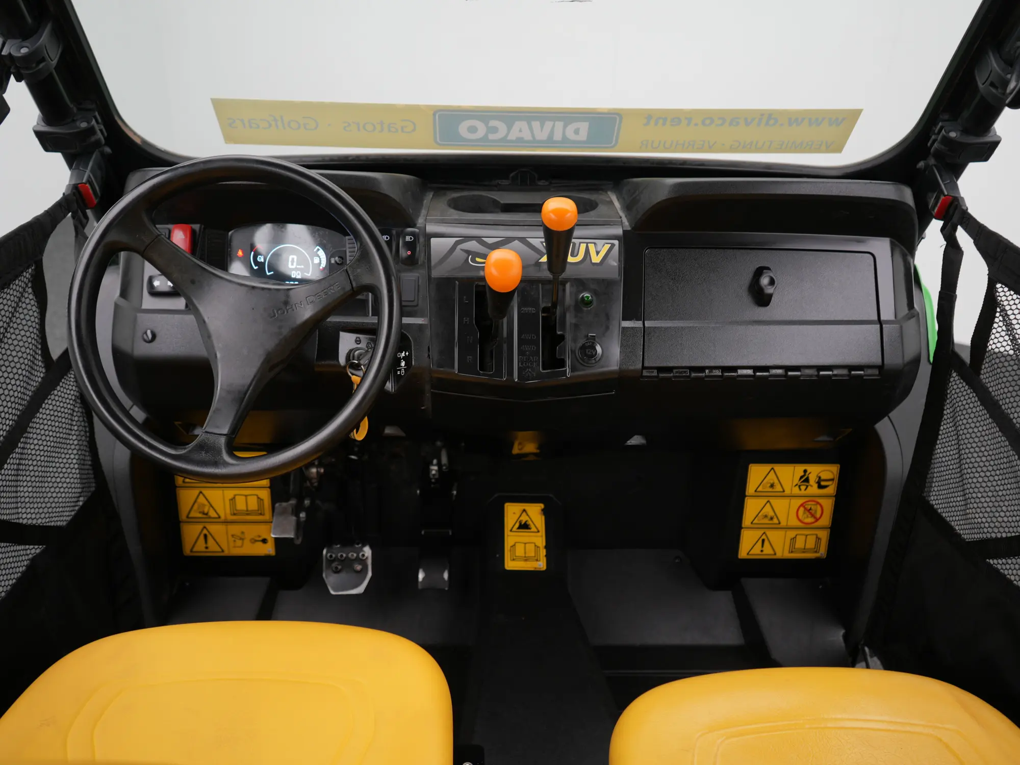 DIVACO.RENT John Deere Gator 4-Sitzer Sitzposition